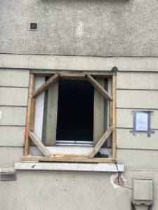 BATI-IDF baie de fenêtre de l'appartement aménagée et protégée pour servir d'accès de chantier — reprise en sous-œuvre d'un immeuble, Argenteuil (95)