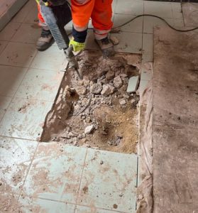 BATI-IDF démolition au marteau-piqueur du plancher de l'appartement pour créer la trémie d'accès à la fouille — reprise en sous-œuvre, Argenteuil (95)