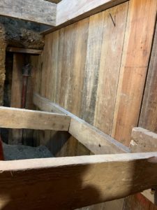 BATI-IDF blindage de la fouille par madriers bois et étrésillons, posé à l'avancement du terrassement en sous-œuvre — reprise en sous-œuvre d'un immeuble, Argenteuil (95)