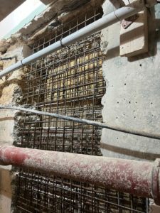 BATI-IDF ferraillage du voile en béton armé plaqué contre le mur de moellons existant, avant coulage par passes — reprise en sous-œuvre, Argenteuil (95)