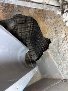 BATI-IDF mise en place du béton à la goulotte dans la cage d'armatures du voile en sous-œuvre — reprise en sous-œuvre d'un immeuble, Argenteuil (95)