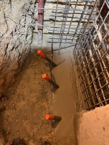 BATI-IDF bétonnage d'une semelle de reprise en sous-œuvre, réservations PVC inclinées en attente d'injection — reprise en sous-œuvre, Argenteuil (95)