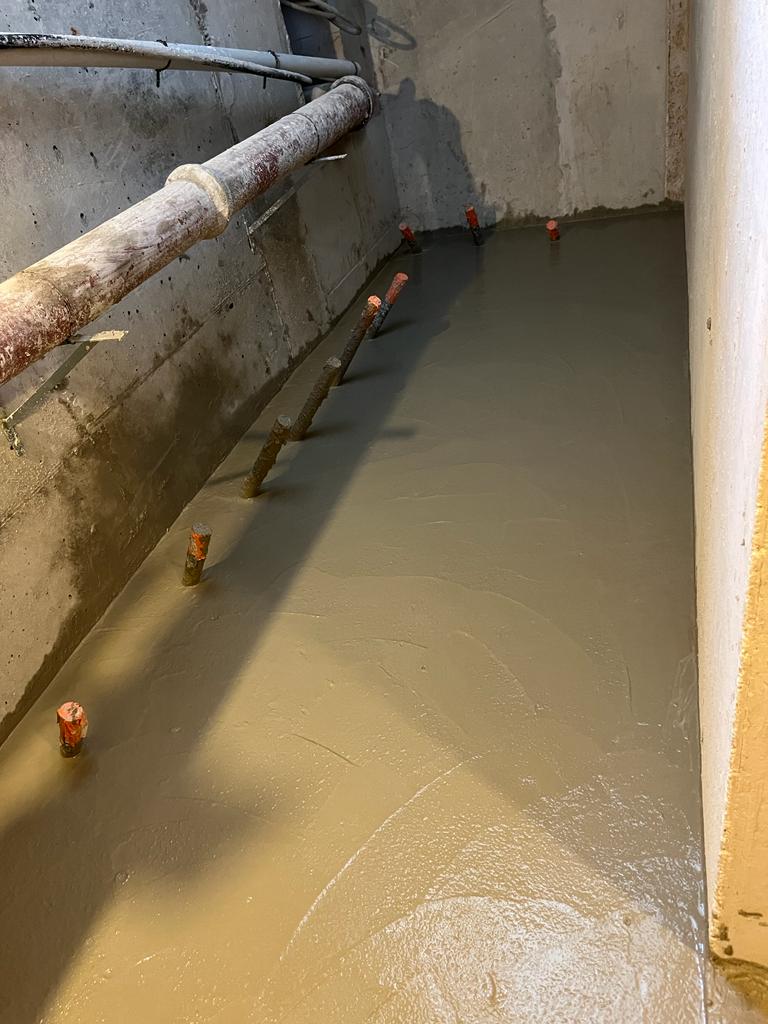 BATI-IDF radier en béton armé fraîchement coulé en fond de fouille, réservations PVC en attente — reprise en sous-œuvre d'un immeuble, Argenteuil (95)