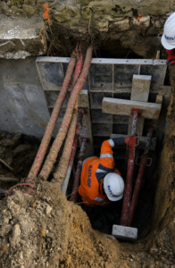 BATI-IDF coffrage du voile en béton armé en sous-œuvre, sous le mur ancien — reprise en sous-œuvre d'un corps de ferme à Bernouville (27)