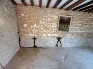 BATI-IDF mur intérieur en pierre du corps de ferme avec marquage des zones de désordres structurels liés au sinistre sécheresse — Bernouville (27)