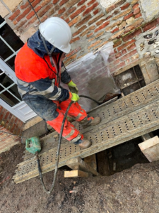 BATI-IDF coulage du béton en cours pour la reprise en sous-œuvre — corps de ferme à Bernouville (27)