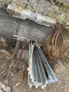 BATI-IDF mise en place de la goulotte pour le bétonnage du voile en sous-œuvre — corps de ferme à Bernouville (27)