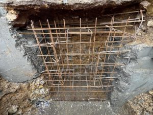 BATI-IDF cage d'armatures du voile en béton armé en attente de coulage en sous-œuvre — reprise en sous-œuvre d'un corps de ferme à Bernouville (27)