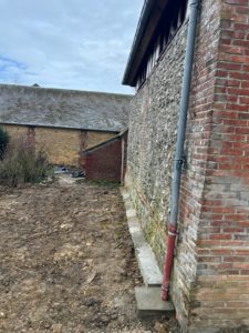 BATI-IDF pignon du corps de ferme ancien en brique et silex à Bernouville (27) — reprise en sous-œuvre des fondations suite à un sinistre sécheresse