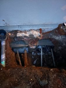 BATI-IDF passage creusé en sous-œuvre du mur de fondation pour permettre l'accès à la galerie sous le vide sanitaire — pavillon Boisset (27).