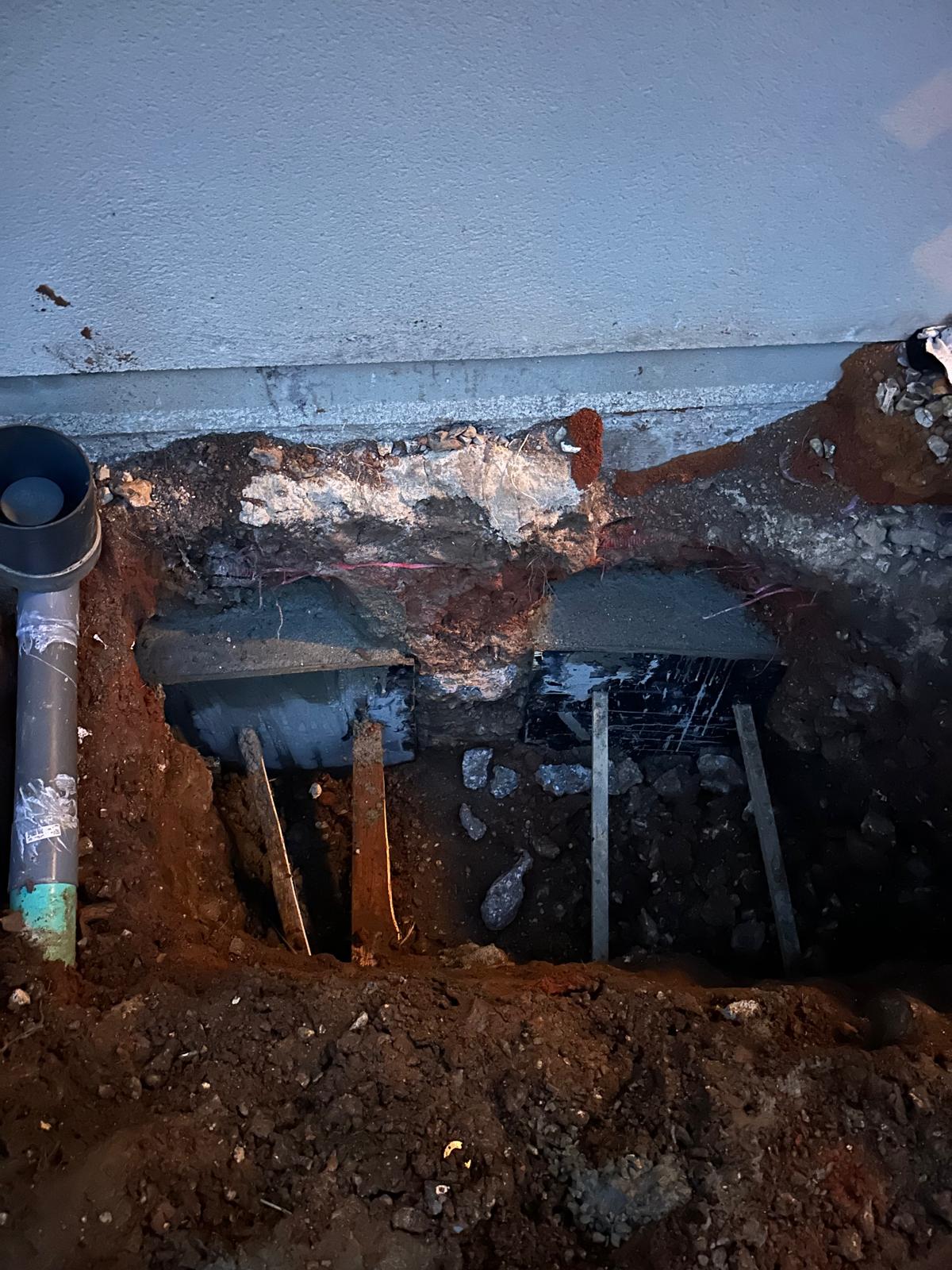 BATI-IDF passage creusé en sous-œuvre du mur de fondation pour permettre l'accès à la galerie sous le vide sanitaire — pavillon Boisset (27).