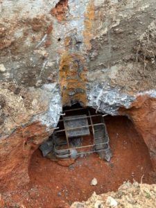 BATI-IDF tête de micropieu récépée à la cote projet avec sa platine de répartition et les aciers d'attente, prête pour la cage d'armatures du massif — Boisset (27).