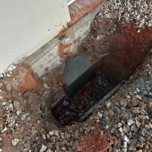 BATI-IDF coffrage en place dans la fouille en pied de fondation existante, prêt pour le bétonnage du massif de liaisonnement — Boisset (27).
