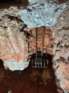 BATI-IDF cage d'armatures du massif et platine de répartition en place dans un empochement creusé sous la fondation existante — pavillon Boisset (27).