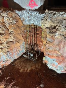 BATI-IDF cage d'armatures d'un massif avec armatures crossées HA14 dépassant en partie haute, prêtes pour le scellement à la résine chimique dans la fondation existante — Boisset (27).