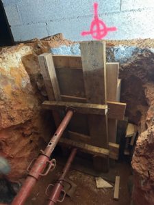 BATI-IDF coffrage bois et étais métalliques en place pour le bétonnage d'un massif en sous-œuvre — Boisset (27).