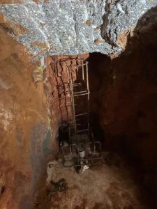BATI-IDF vue axiale dans la galerie en vide sanitaire, cage d'armatures verticale d'un massif en attente de coffrage — Boisset (27).