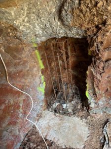 BATI-IDF cage d'armatures du massif et platine de répartition en place dans un empochement, repères verts sur les bords — Boisset (27).