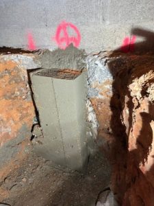 BATI-IDF massif de liaisonnement BA décoffré vu de face, en pied de fondation, marquage TM du micropieu — Boisset (27).
