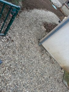 BATI-IDF remise en place des cailloux et restitution du jardin après les travaux de reprise en sous-œuvre — Boisset (27).