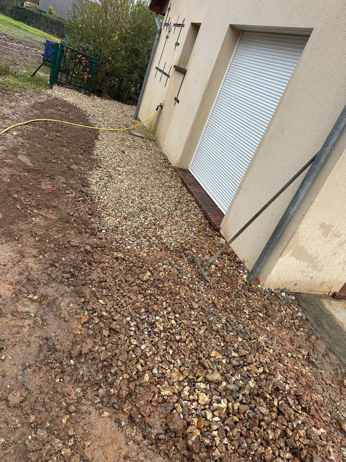 BATI-IDF vue d'ensemble du pavillon après la reprise en sous-œuvre, cailloux remis en place le long de la façade — état final livraison à Boisset (27).