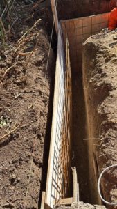 BATI-IDF bêche de protection profonde avec armatures HA verticales et treillis horizontal en attente, prête au bétonnage — Boissy-sans-Avoir (78).
