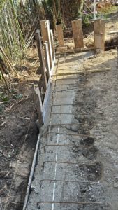 BATI-IDF bêche de protection bétonnée avec coffrage bois et aciers d'attente pour la liaison avec le futur trottoir périphérique — Boissy-sans-Avoir (78).