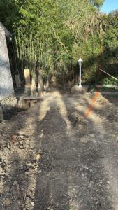 BATI-IDF vue d'ensemble du chantier en sous-bois, passage périphérique préparé pour la pose du dispositif anti-sécheresse — Boissy-sans-Avoir (78).