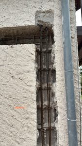 BATI-IDF chaînage vertical BA en cours de réalisation, cage ferraillée HA10 mise en place dans la saignée verticale ouverte dans la façade — Boissy-sans-Avoir (78).