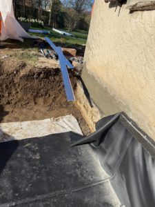 BATI-IDF géomembrane PVC noire posée en angle du pavillon, remontée le long de la façade et chevillée par bande porte-solin — précision du raccordement — Boissy-sans-Avoir (78).