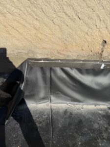 BATI-IDF détail technique de la bande porte-solin métallique chevillée en pied de façade pour l'agrafage de la géomembrane PVC — Boissy-sans-Avoir (78).