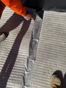 BATI-IDF pose de la nappe drainante (équivalent delta-terraxx) à picots sur la géomembrane PVC, complexe d'étanchéité-drainage périphérique — Boissy-sans-Avoir (78).