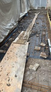 BATI-IDF géomembrane PVC en place avec treillis soudé ST 25C du futur trottoir périphérique, briques de calage pour la cote — Boissy-sans-Avoir (78).