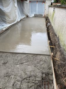 BATI-IDF trottoir périphérique en béton armé bétonné frais en pied de pavillon, finition réglée balayée — Boissy-sans-Avoir (78).