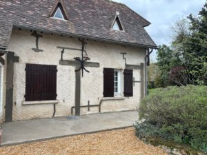BATI-IDF vue d'ensemble du pavillon ancien après pose du renforcement structurel par chaînages BA horizontaux et verticaux sur les façades — Boissy-sans-Avoir (78).