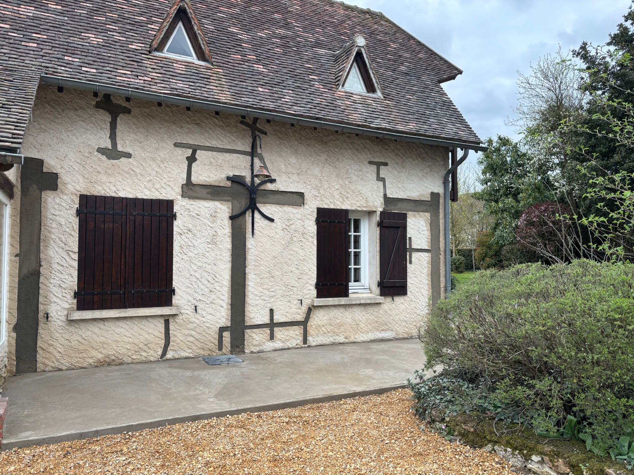 BATI-IDF vue d'ensemble du pavillon ancien après pose du renforcement structurel par chaînages BA horizontaux et verticaux sur les façades — Boissy-sans-Avoir (78).