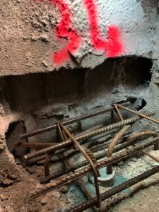 BATI-IDF cage d'armatures du massif de liaisonnement en béton armé, en interface avec la tête du micropieu et sa platine de connexion — reprise en sous-œuvre d'une maison à Bruley (54).