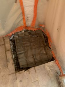 BATI-IDF ferraillage et bétonnage de la reconstitution du dallage au droit d'un massif de liaisonnement, sol protégé par bâches — reprise en sous-œuvre d'une maison à Bruley (54).