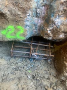 BATI-IDF cage d'armatures glissée sous la fondation existante de la maison, prête au bétonnage du massif de liaisonnement — reprise en sous-œuvre d'une maison à Bruley (54).