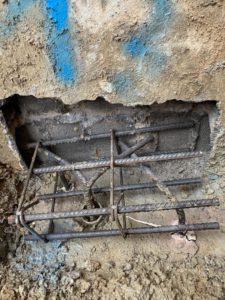 BATI-IDF épingles HA16 scellées chimiquement dans la fondation existante de la maison, pour la reprise des efforts de traction du massif de liaisonnement — reprise en sous-œuvre d'une maison à Bruley (54).