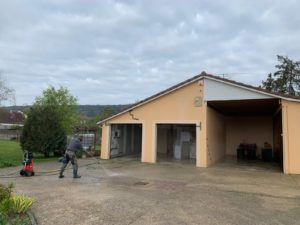 BATI-IDF nettoyage au nettoyeur haute pression de la cour en fin de chantier, vue d'ensemble de la maison côté arrière — reprise en sous-œuvre d'une maison à Bruley (54).