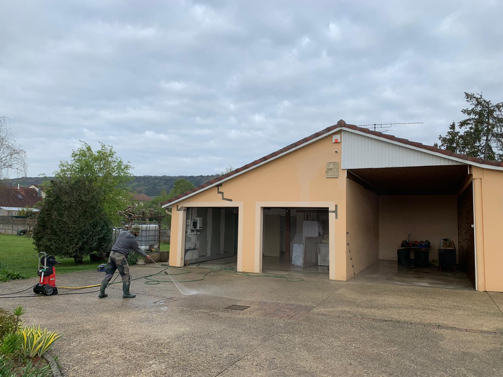 BATI-IDF nettoyage au nettoyeur haute pression de la cour en fin de chantier, vue d'ensemble de la maison côté arrière — reprise en sous-œuvre d'une maison à Bruley (54).