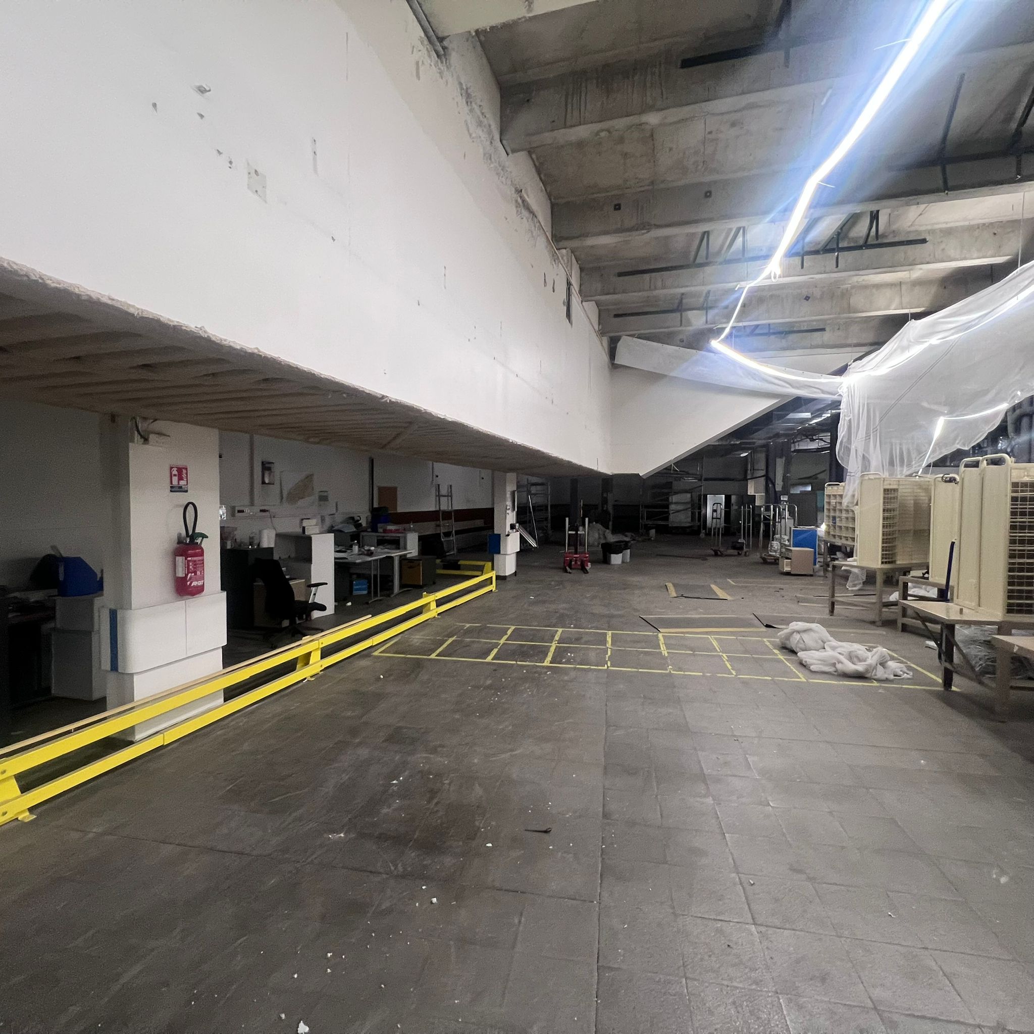 BATI-IDF état initial d'une zone de bureau au pied de la coursive intérieure du Centre de tri La Poste à Paris 17e — avant intervention.