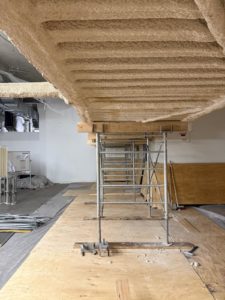 BATI-IDF échafaudage roulant en place sous la sous-face floquée, début du montage de l'étaiement bois — Centre de tri La Poste, Paris 17e.