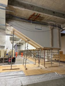BATI-IDF vue d'ensemble de l'étaiement provisoire installé sous la coursive intérieure, compagnons au travail en arrière-plan — Centre de tri La Poste, Paris 17e.