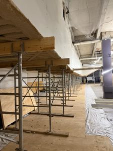 BATI-IDF rangée d'étais provisoires sous la sous-face floquée, prêts à supporter la dalle pendant la déconstruction — Centre de tri La Poste, Paris 17e.