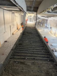 BATI-IDF démontage d'un escalier béton intérieur dans le bâtiment du Centre de tri La Poste à Paris 17e — déconstruction soignée.