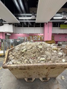 BATI-IDF benne pleine de gravats au niveau -2 du Centre de tri La Poste à Paris 17e, prête à l'évacuation — fin de phase démolition.