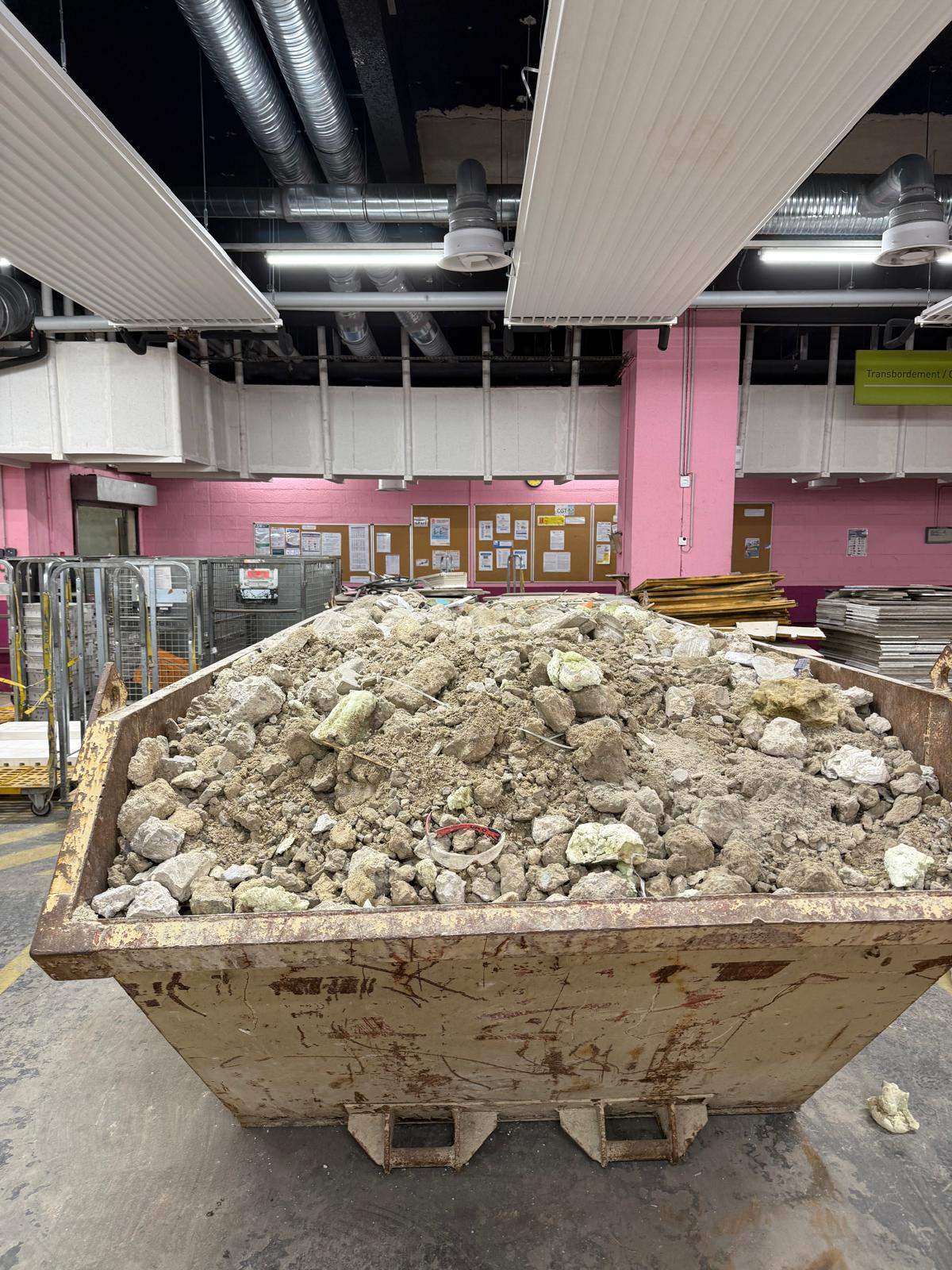 BATI-IDF benne pleine de gravats au niveau -2 du Centre de tri La Poste à Paris 17e, prête à l'évacuation — fin de phase démolition.