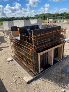 BATI-IDF chambre technique en béton armé en cours de coffrage et de ferraillage pour la liaison CDG Express — génie civil ferroviaire